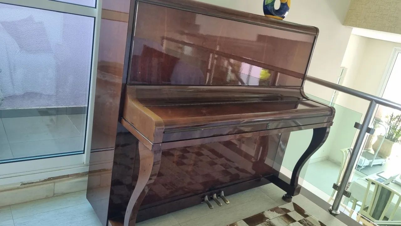 Piano de cauda em madeira maciça