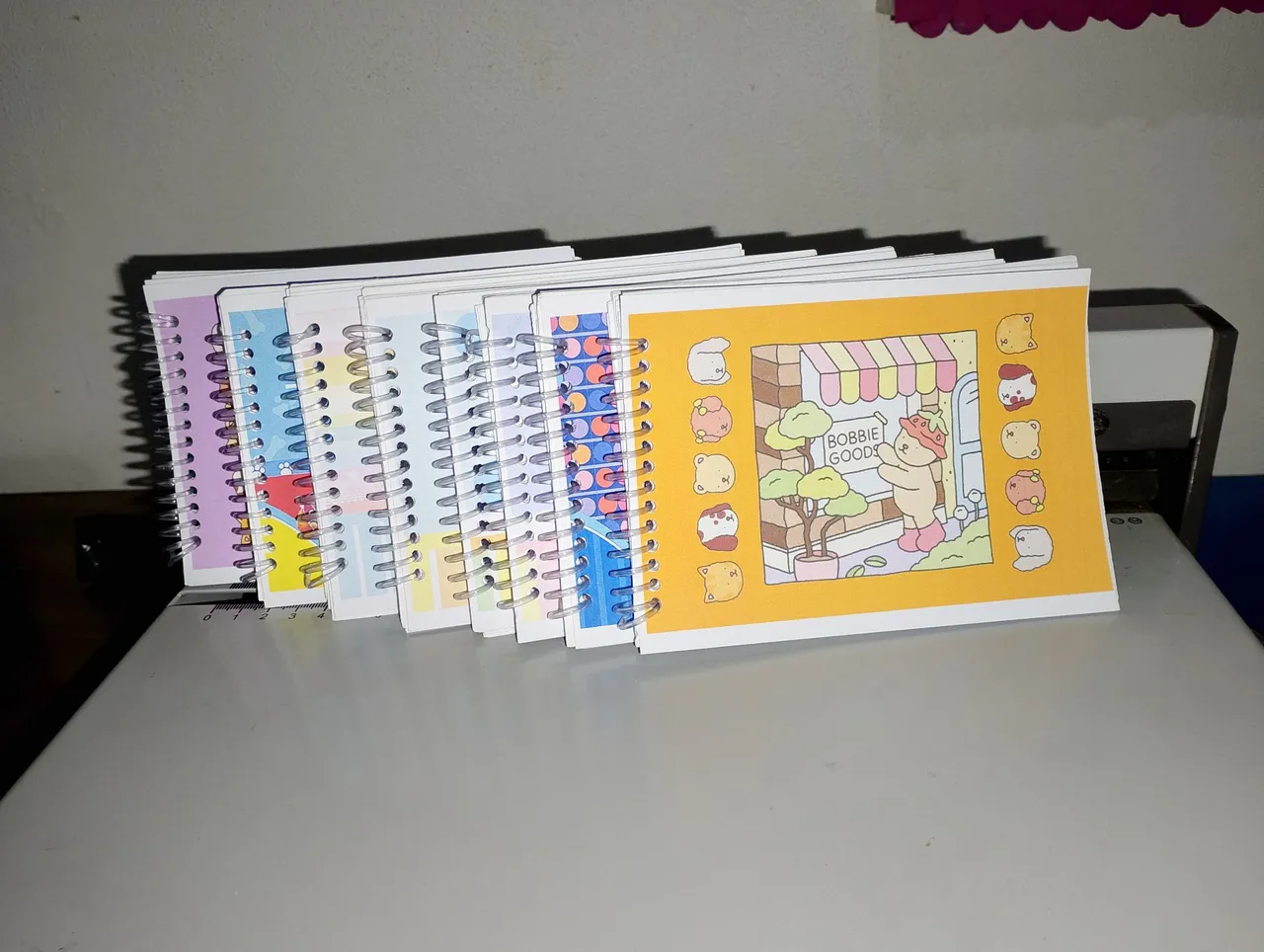 Cadernos decorados com espiral para colorir a arte terapia que vc pode praticar em casa