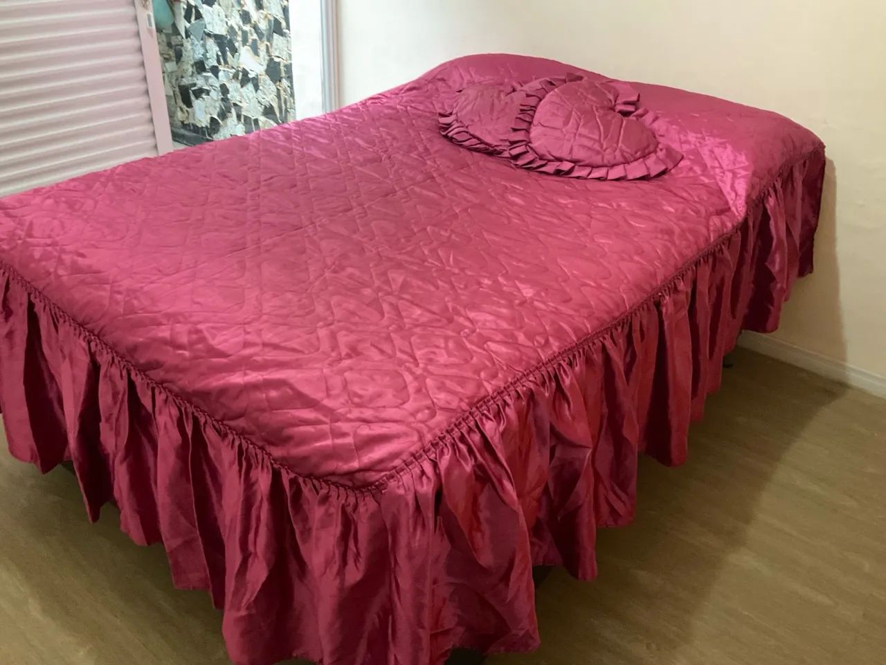 Cobre-leito rosa com almofadas de coração - Foto 2