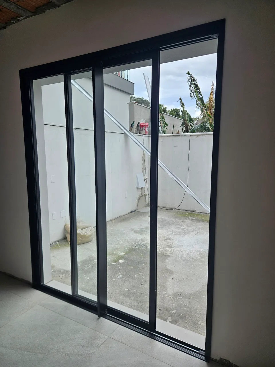 Porta vidro de alumínio 2m x 2,4m (L x H)