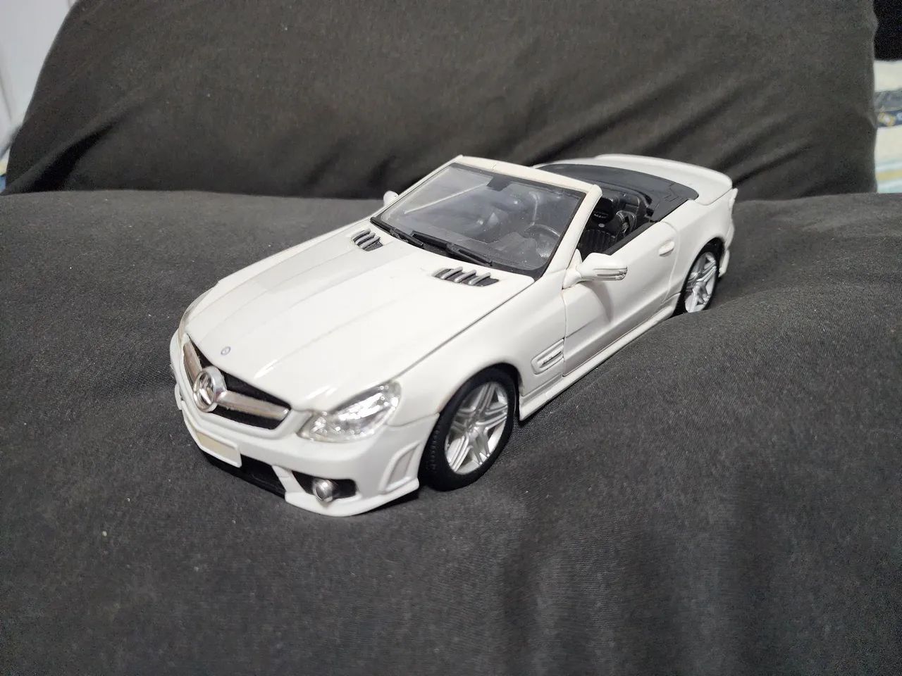 Miniatura Mercedes-Benz SL63 AMG 1/18