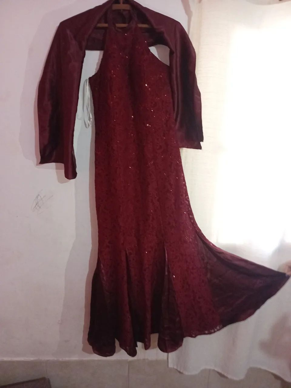 Vestido de festa bordô com echarpe - Foto 4