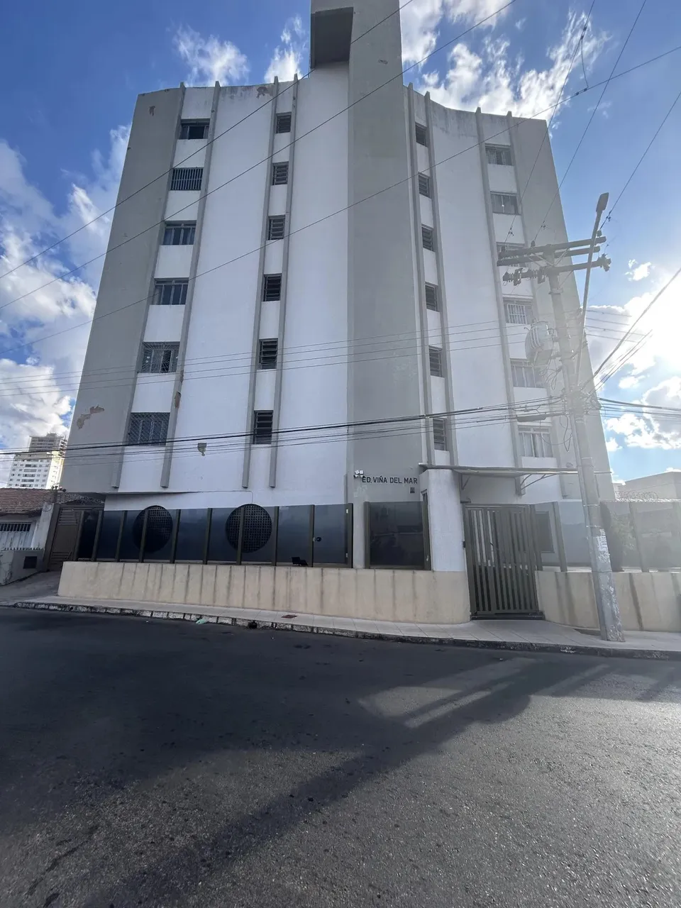 Apartamento no centro com 2/4 e garagem