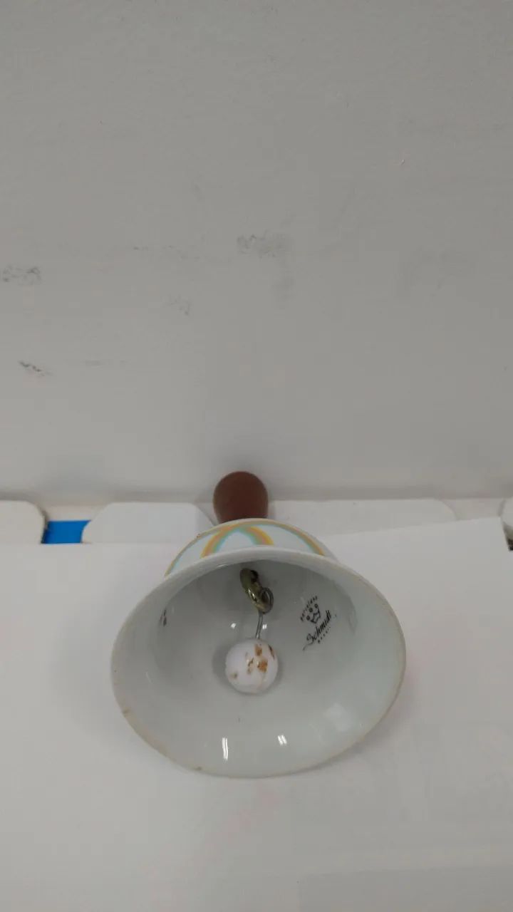 Sino/ Sineta em porcelana schmidt com Pega em madeira. - Foto 2