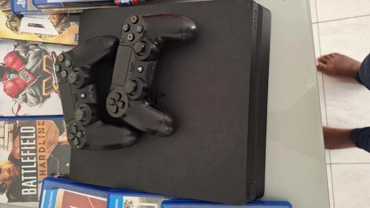 Playstation 4 + 2 Controles e Jogos