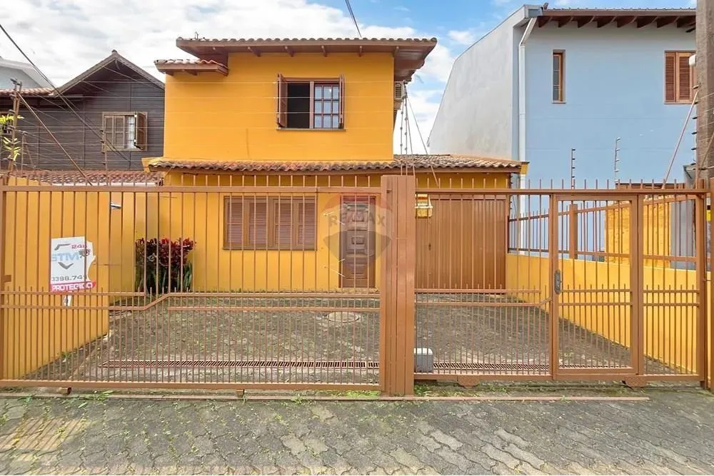 Casa 3 dormitórios sendo 1 suíte, 2 vagas, Pátio com Piscina, Edícula com churrasqueira na