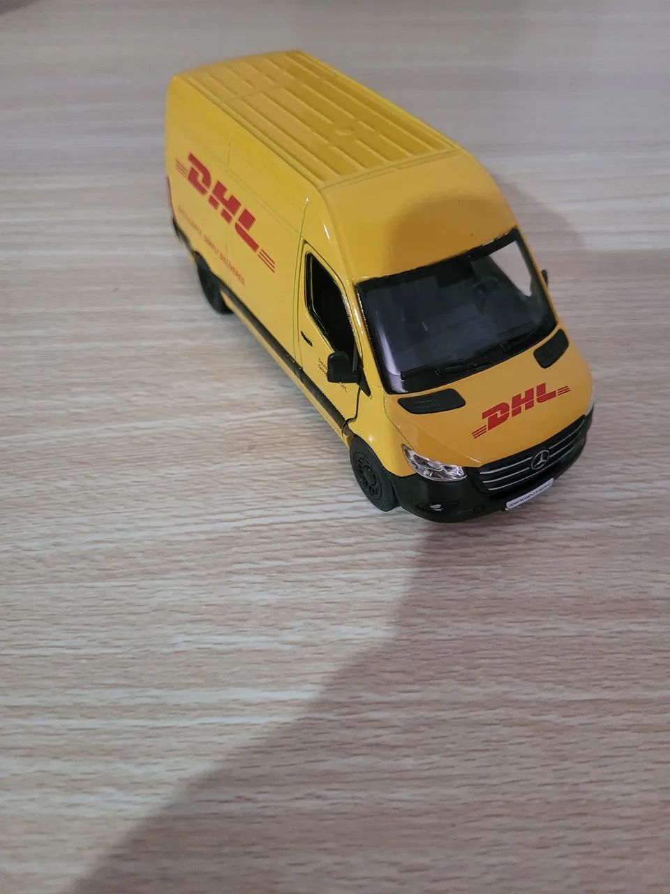 Miniatura de carro DHL
