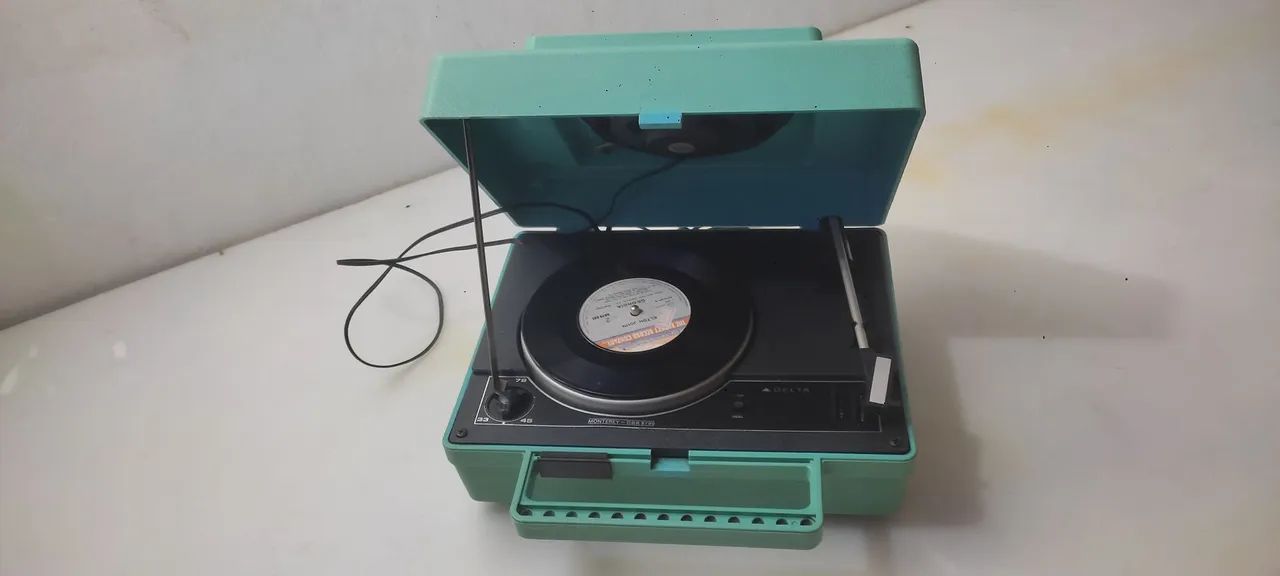 toca disco vitrola de maleta antiga viagem - Foto 3