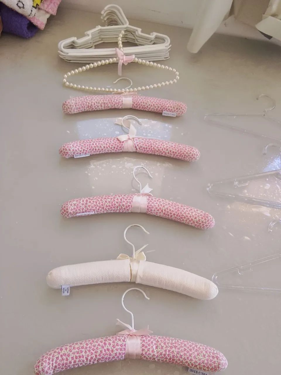 Cabides infantil de acrílico, plástico e almofadado. 20 uni.