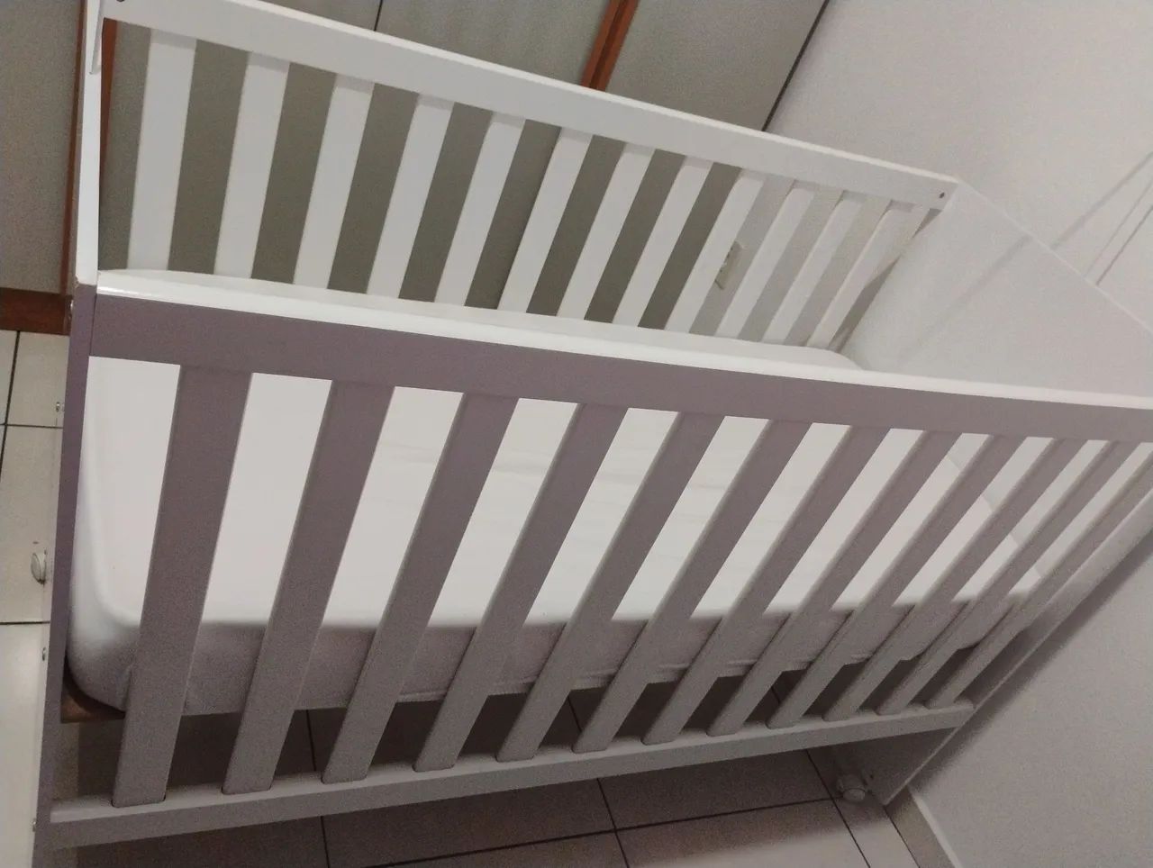 Berço de bebê bem pouco usado com o colchão  - Foto 5