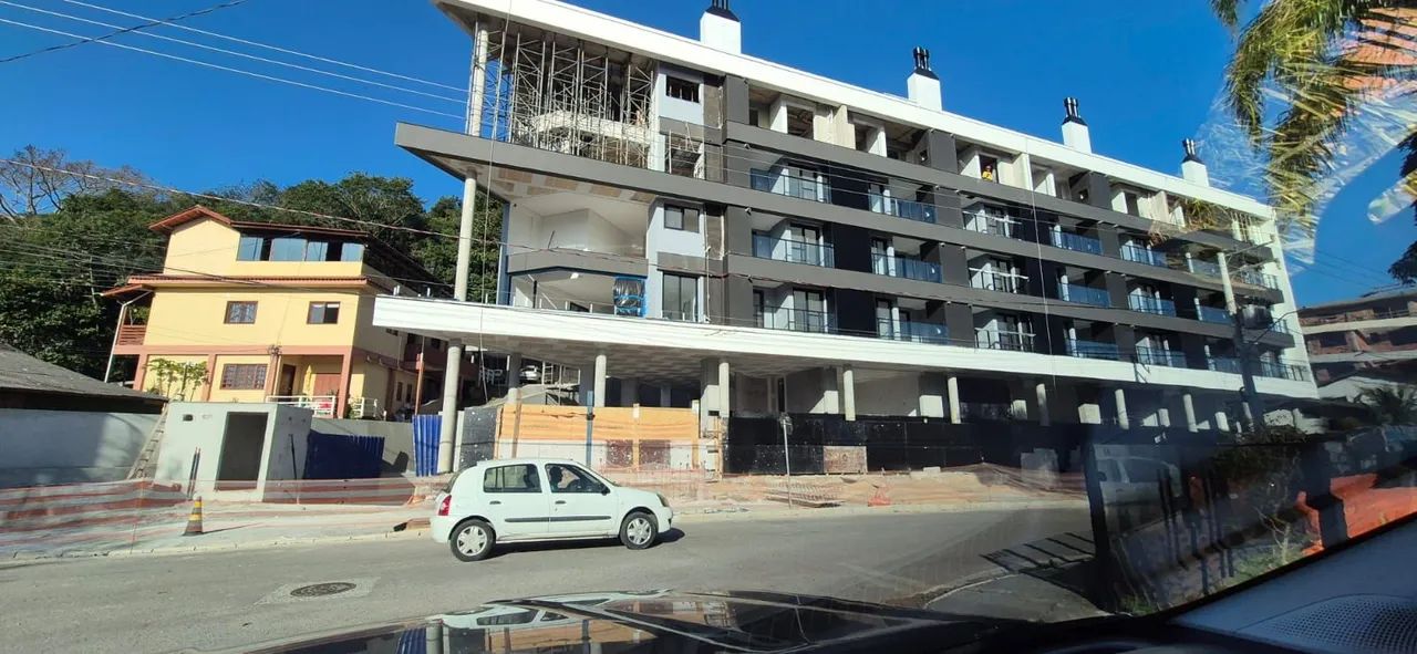 Loja Comercial com Mezanino para Alugar em Jurerê, Florianópolis.