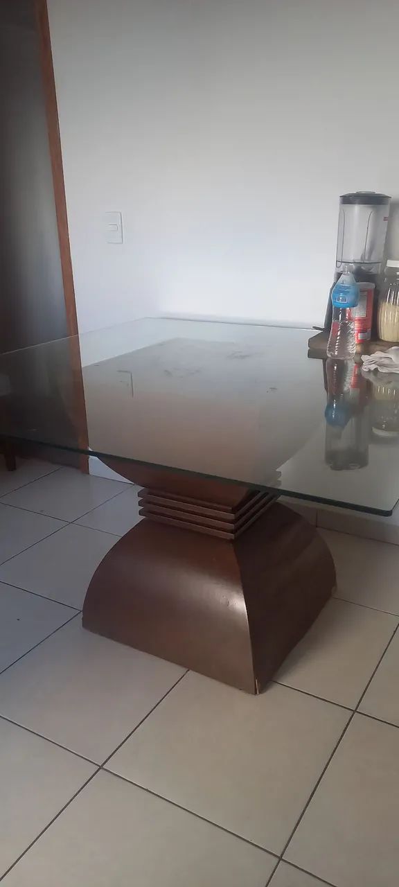 Vendo mesa e cadeira usada