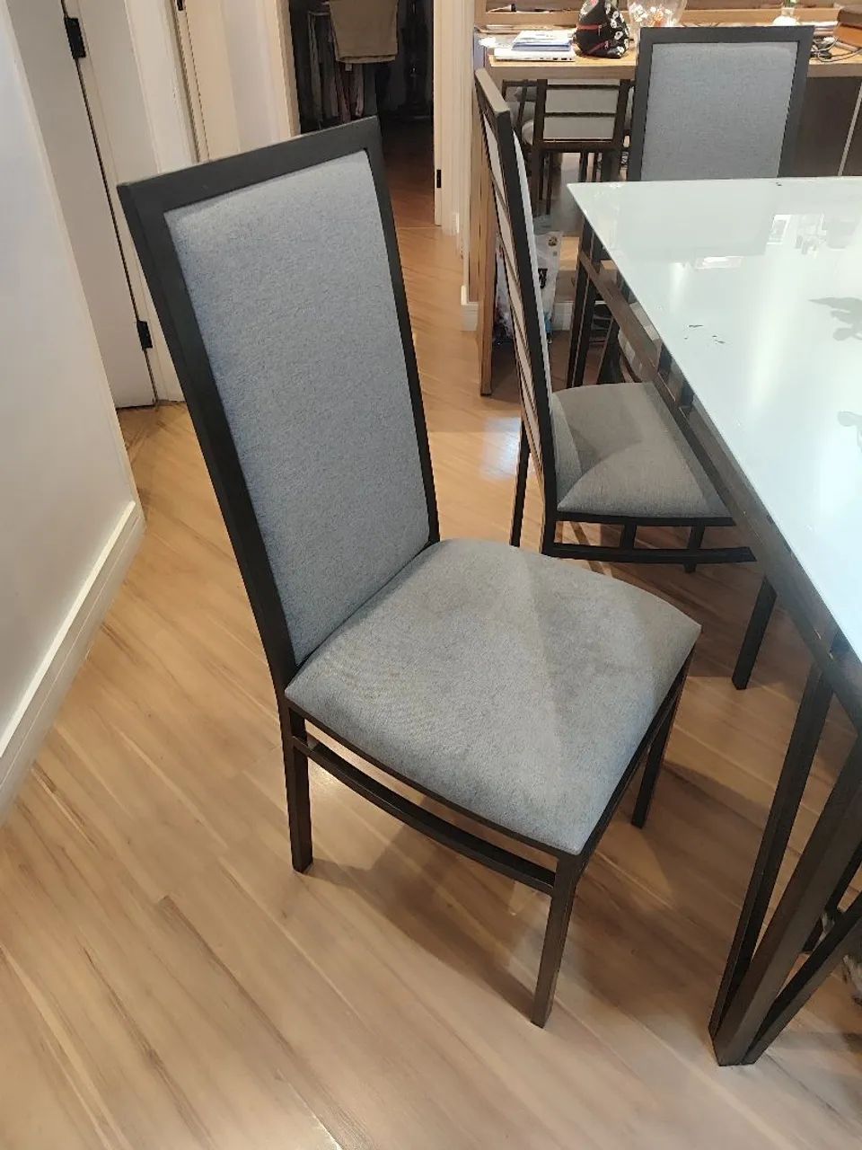 Mesa de vidro com pés de ferro + 6 cadeiras - Foto 5