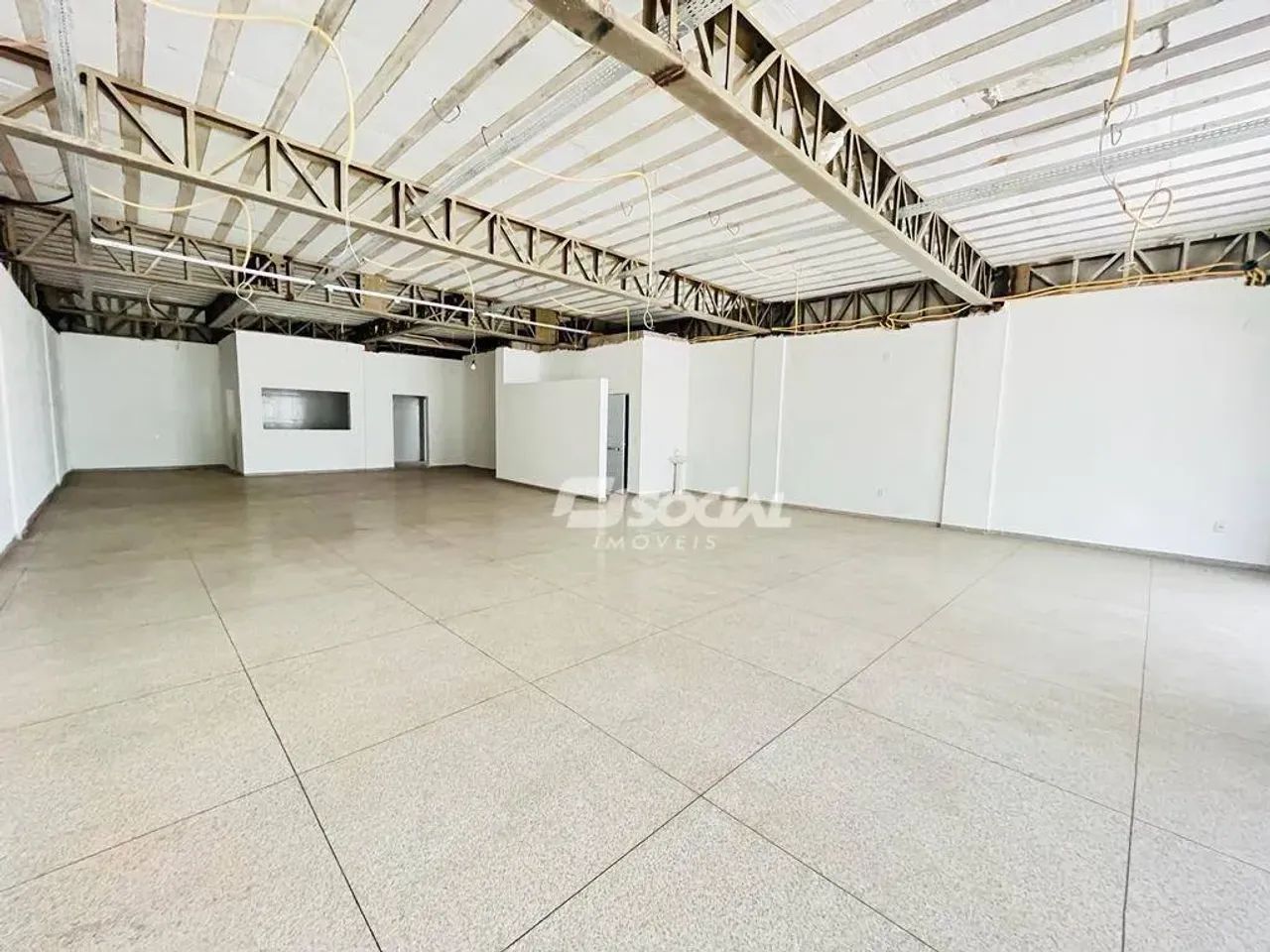 Ótimo prédio comercial para locação com amplo espaço, localização privilegiada e estaciona - Foto 5