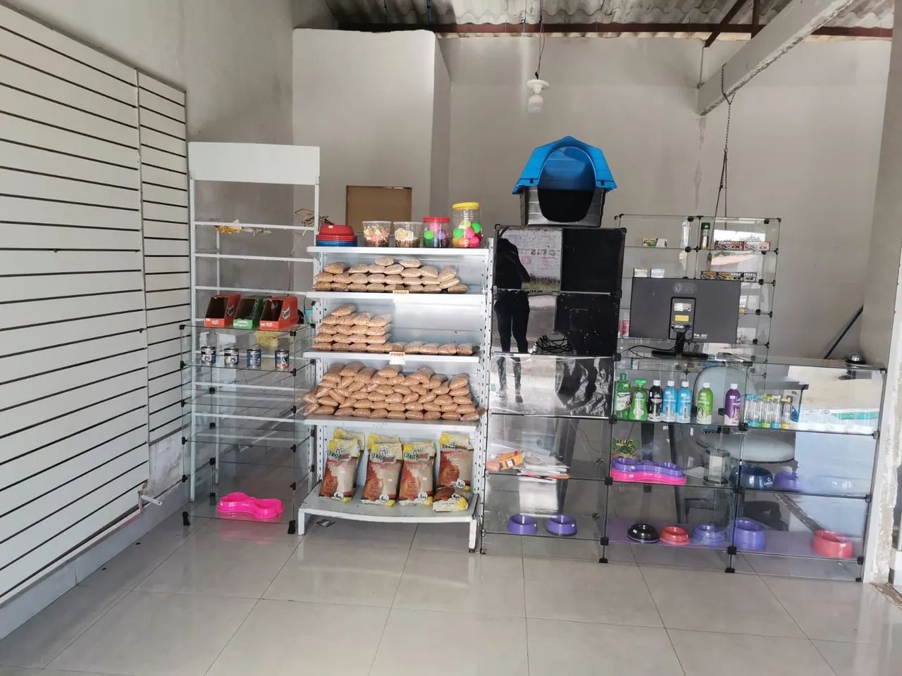 Vende expositor de ração e prateleiras 300,00  * - Foto 3
