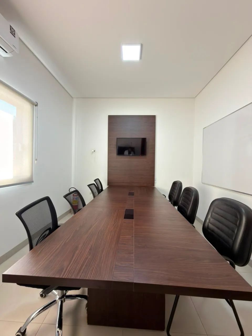 Mesa de reunião com cadeiras e painel - Foto 2