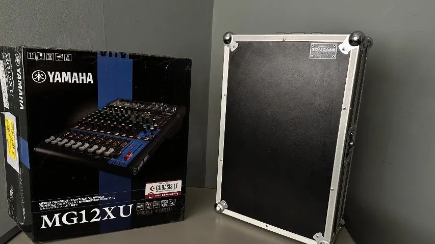 Mesa de Som Yamaha MG12XU + Case Rígido (Interface USB/Efeitos)