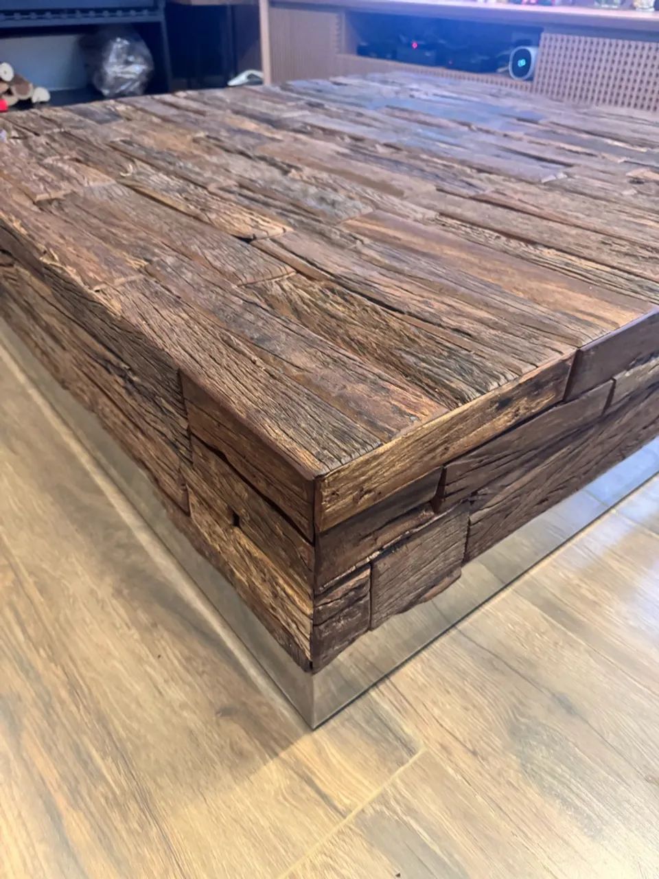 Mesa de Centro Artefacto 130x130cm - Madeira Rústica e Base Espelhada - Foto 4