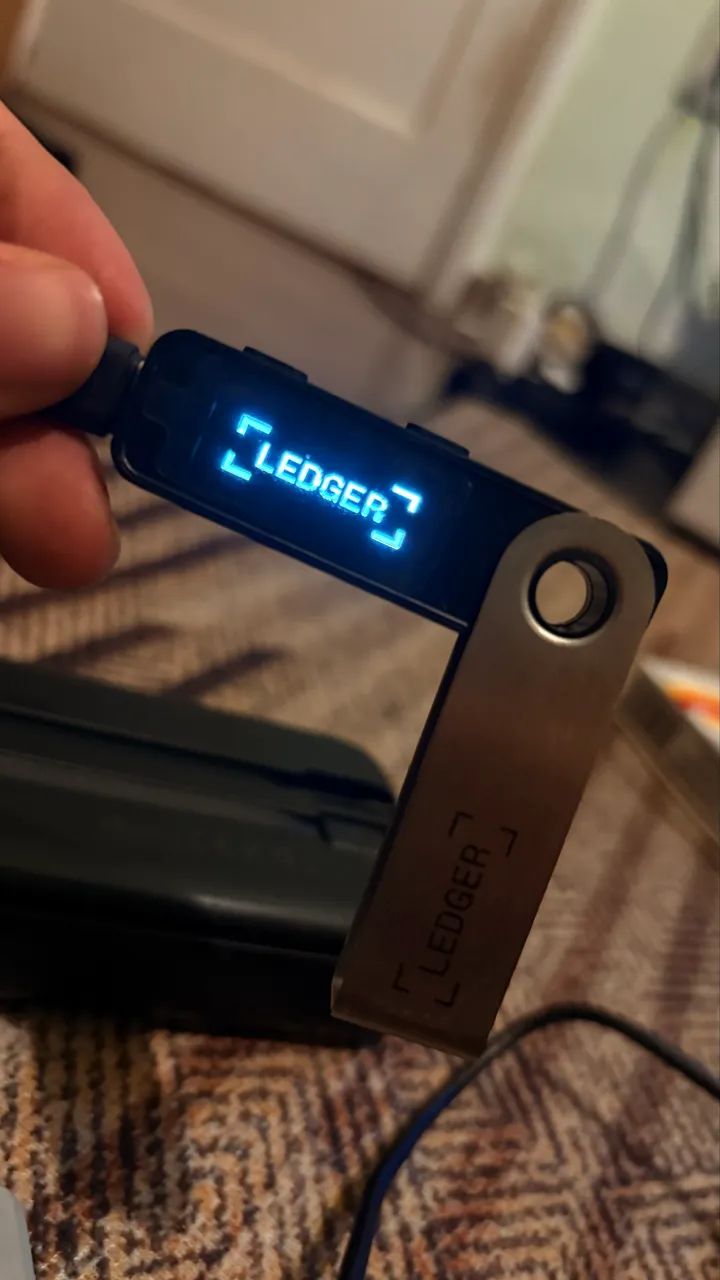 Carteira de cripto moedas Ledger nano S Plus (com caixa) - Foto 4