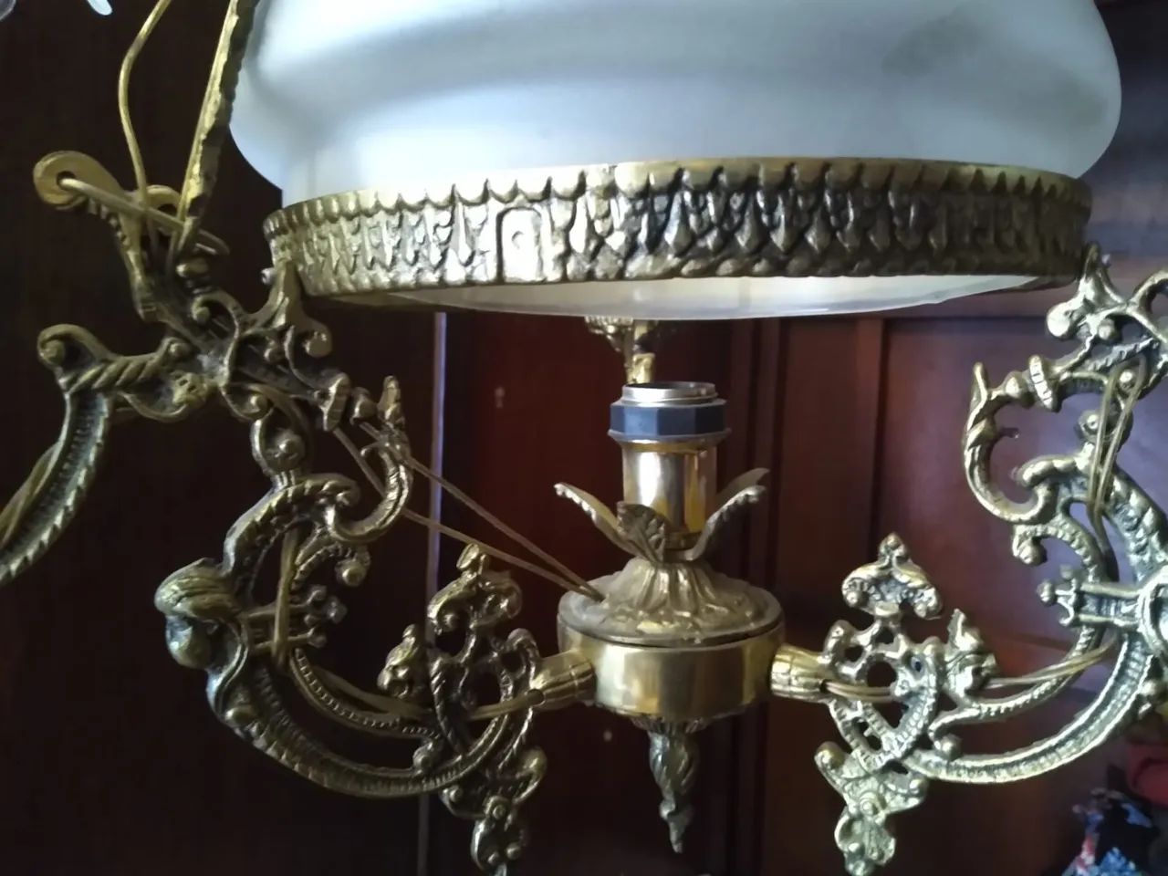 Lustre de bronze com cúpulas trabalhadas  - Foto 4