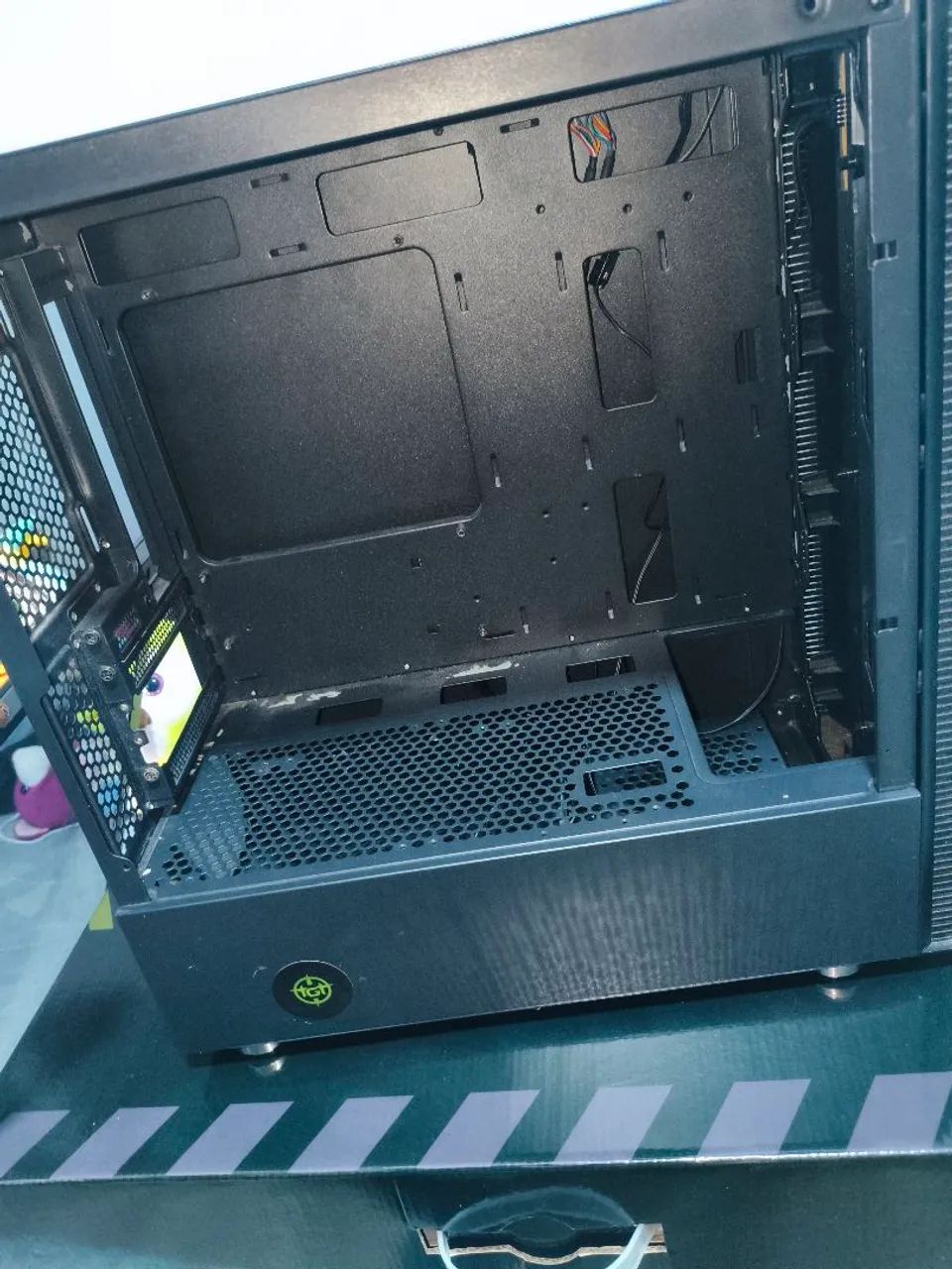 Gabinete gamer com fonte