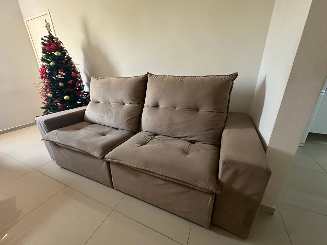 Sofá retrátil em veludo64962144728067122