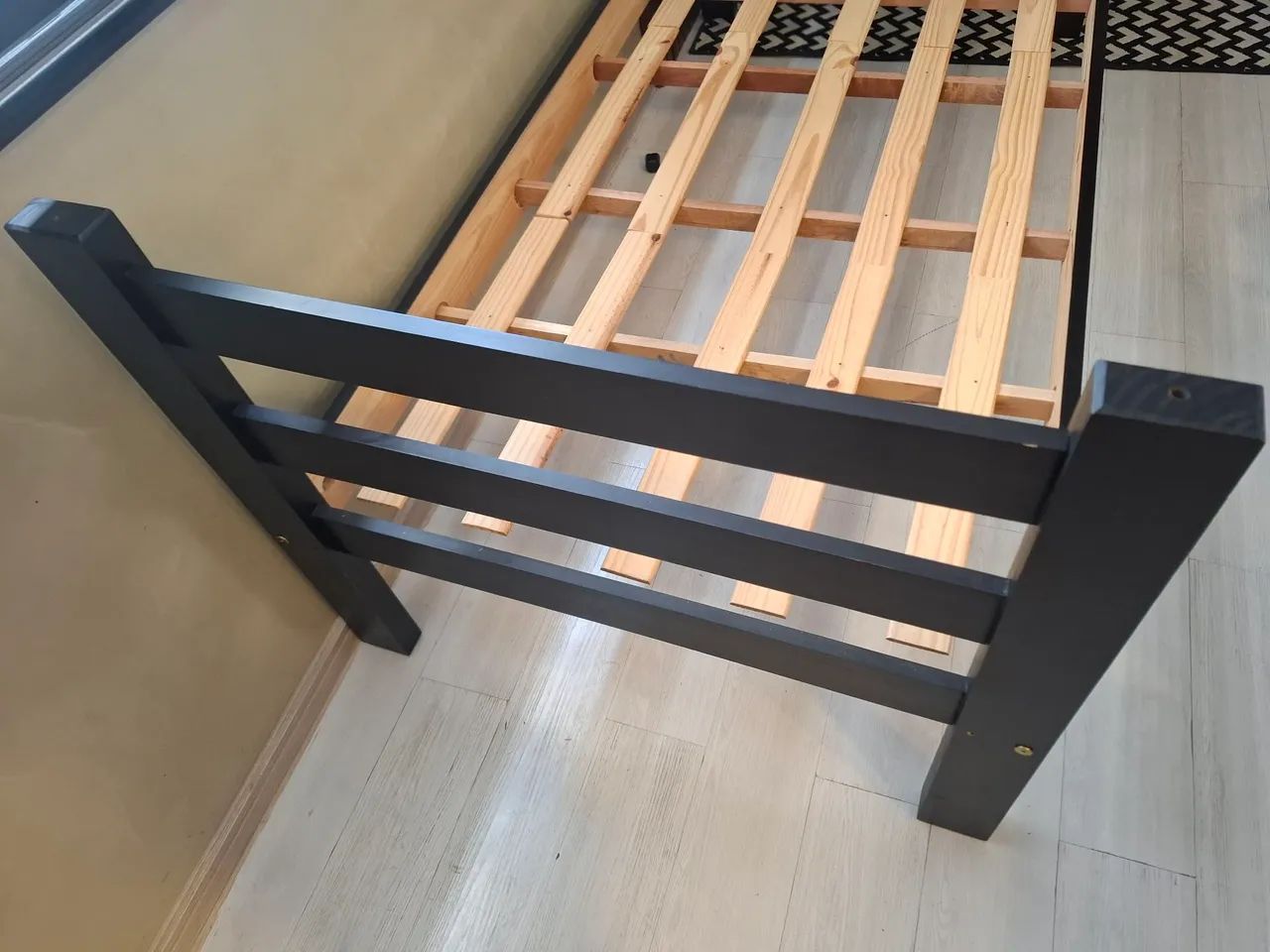 Cama de solteiro em madeira cor preto - Foto 4