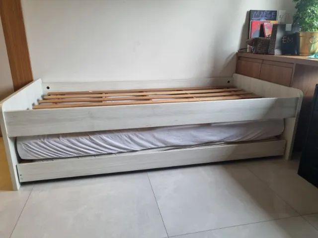 Cama de solteiro com cama auxiliar