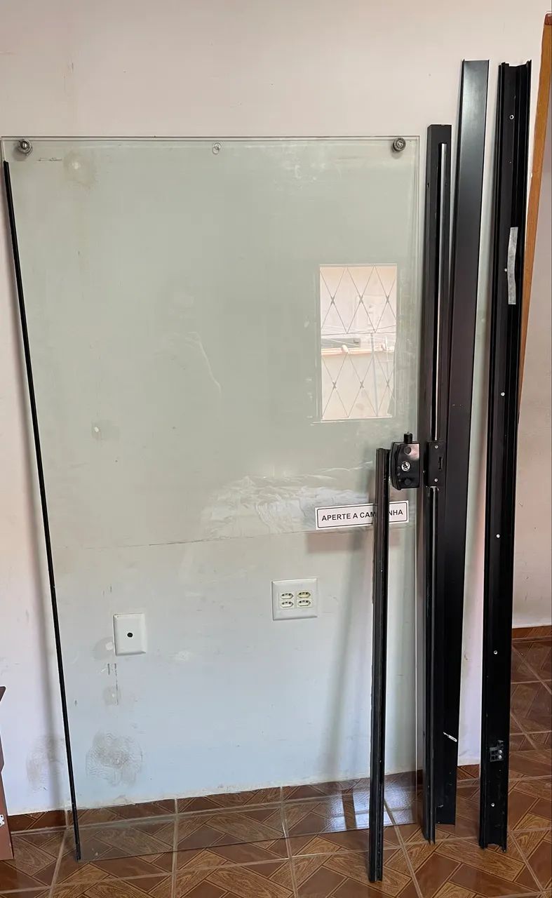 PORTA DE VIDRO TEMPERADO COMPLETA - LINDA E EM ÓTIMO ESTADO! - Foto 5