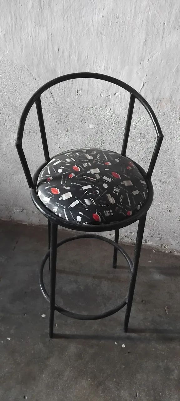 Banqueta de ferro com assento acolchoado 