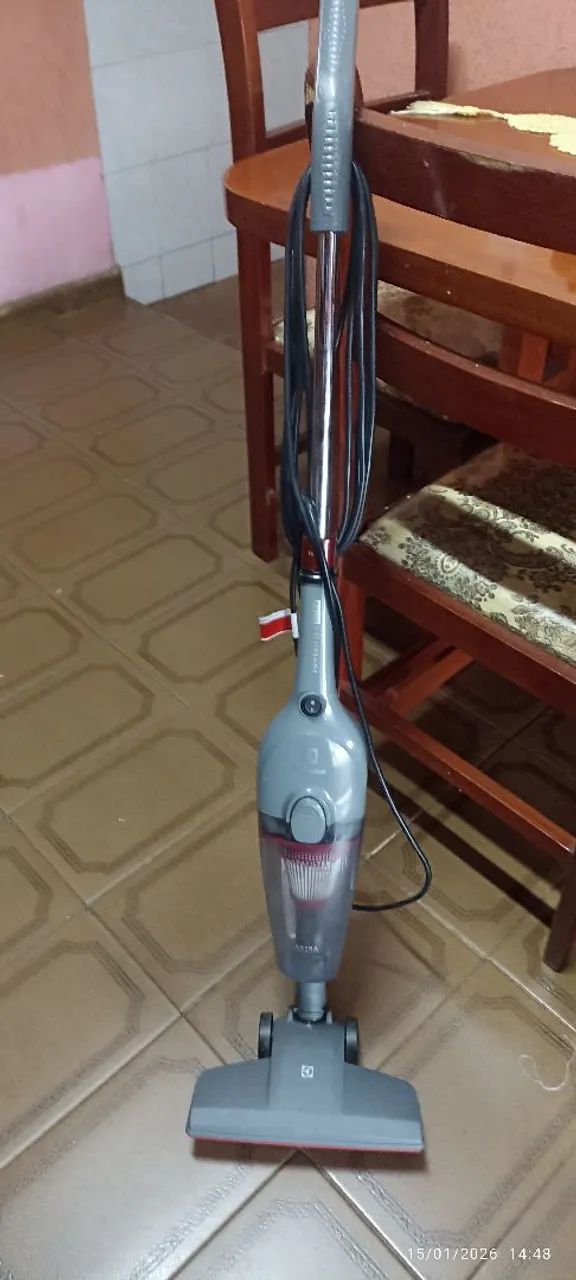 Aspirador de pó semi novo. 