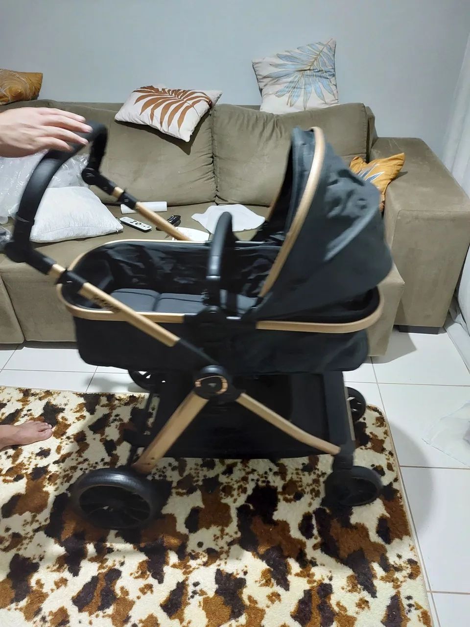 Carrinho de bebê com bebê conforto