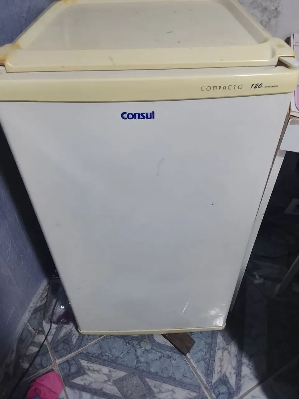 Frigobar ótimo pra bota no quarto 