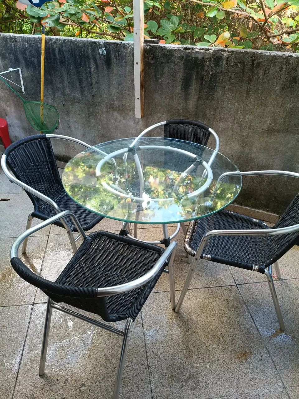 Mesa de vidro com 4 cadeira