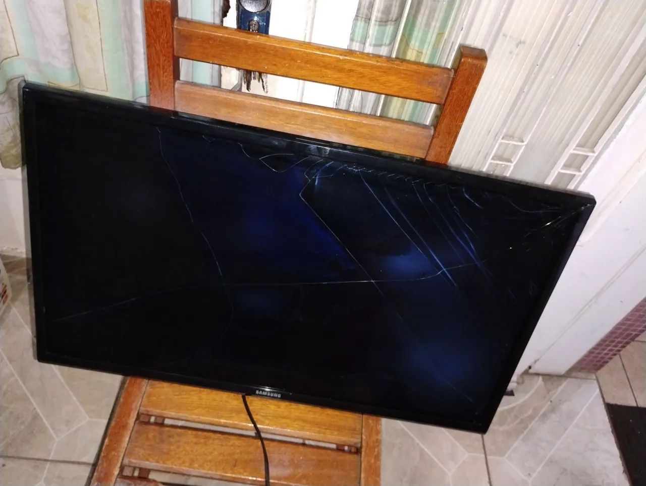 TV LED Samsung 32 Polegadas Modelo UN32FH4205G defeito tela trincada ligando  - Foto 3