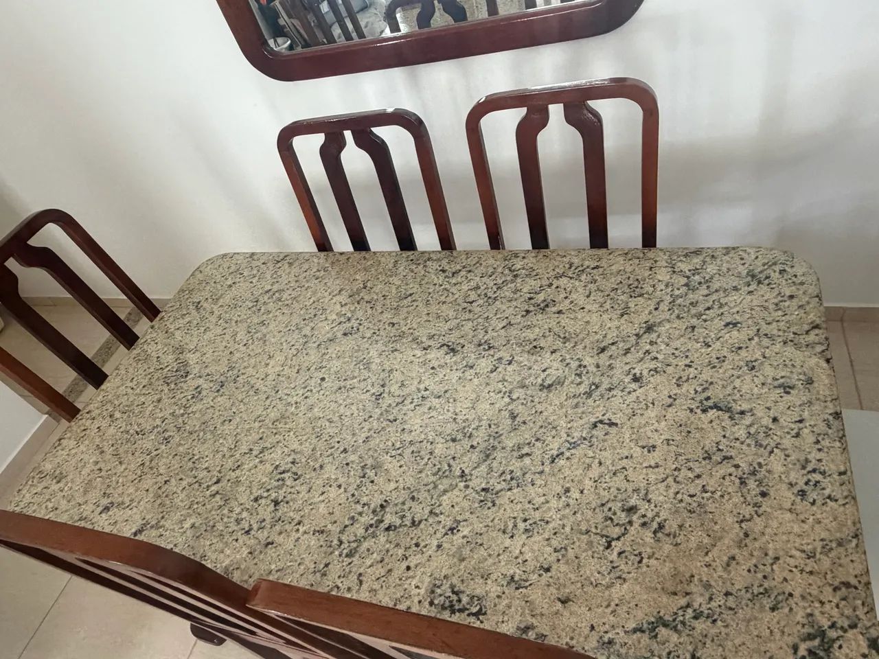 Mesa de granito com 6 cadeiras, mesa e cadeiras de madeira. - Foto 4