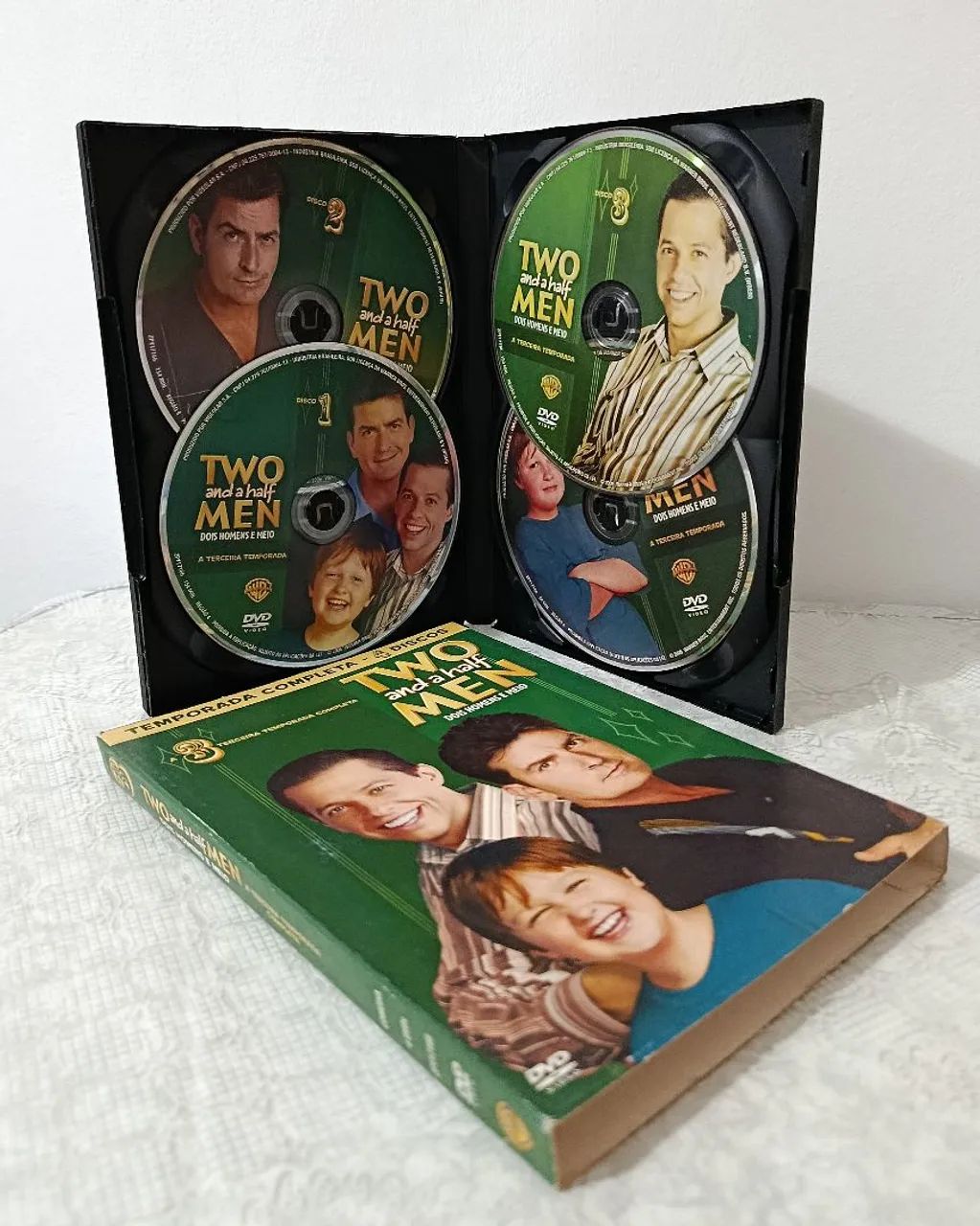 Box DVDs Two And A Half Men - Dois Homens e Meio 3° temporada, 4 discos - Foto 3