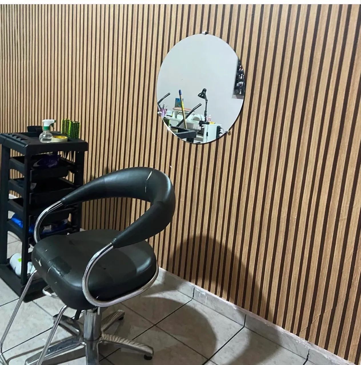 Lavatório, cadeira giratória e carrinho de salão de beleza 