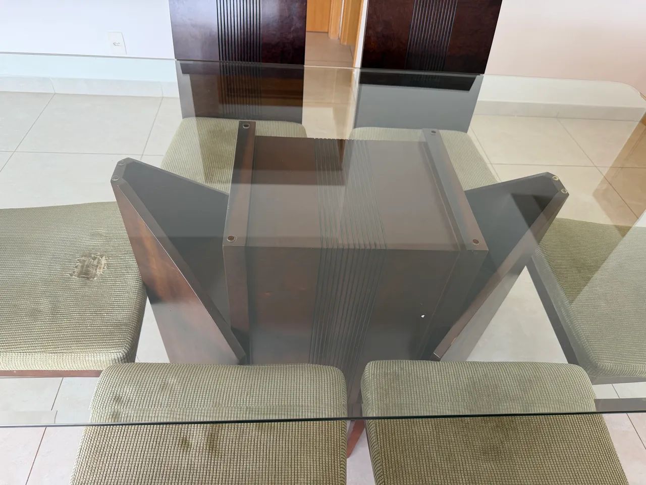 Mesa de madeira e tampa de vidro 6 cadeiras - Foto 3