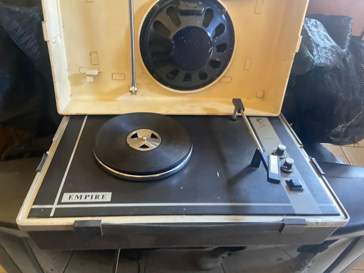 Toca discos com caixa de som portátil raridade 