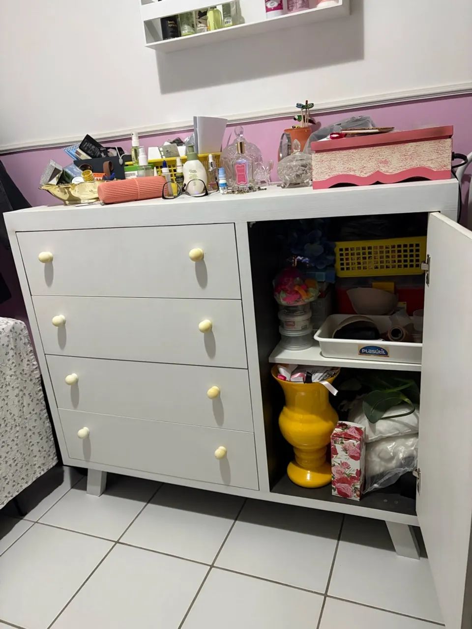Cômoda branca com 4 gavetas e 1 porta - Foto 3