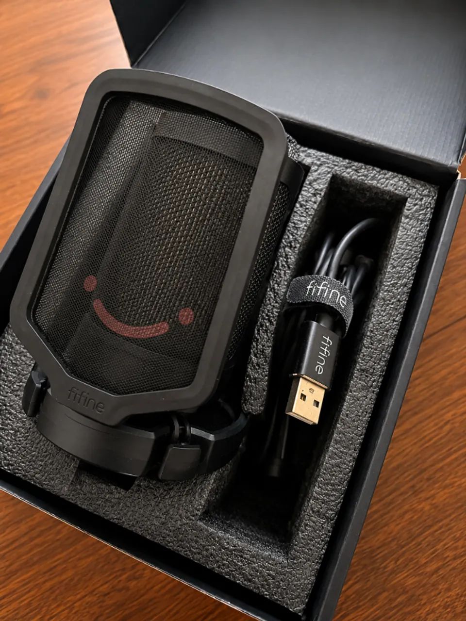 Microfone Condensador Fifine AmpliGame A6V Com Luz RGB Para Streaming e Gravações - Foto 4