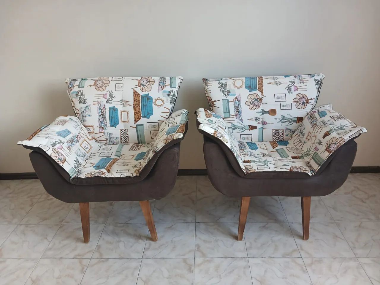 Duas poltronas estampadas 