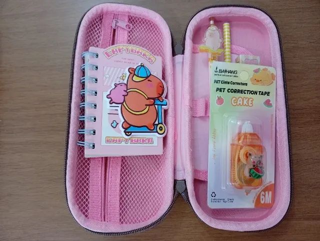 Material Escolar Estojo Capivara, fita corretiva, Bloco 3D, borracha, lápis, caneta em gel