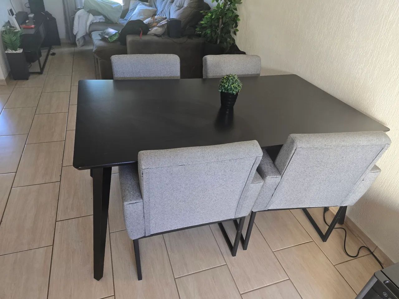 Mesa de madeira preta 6 lugares + 4 cadeiras
