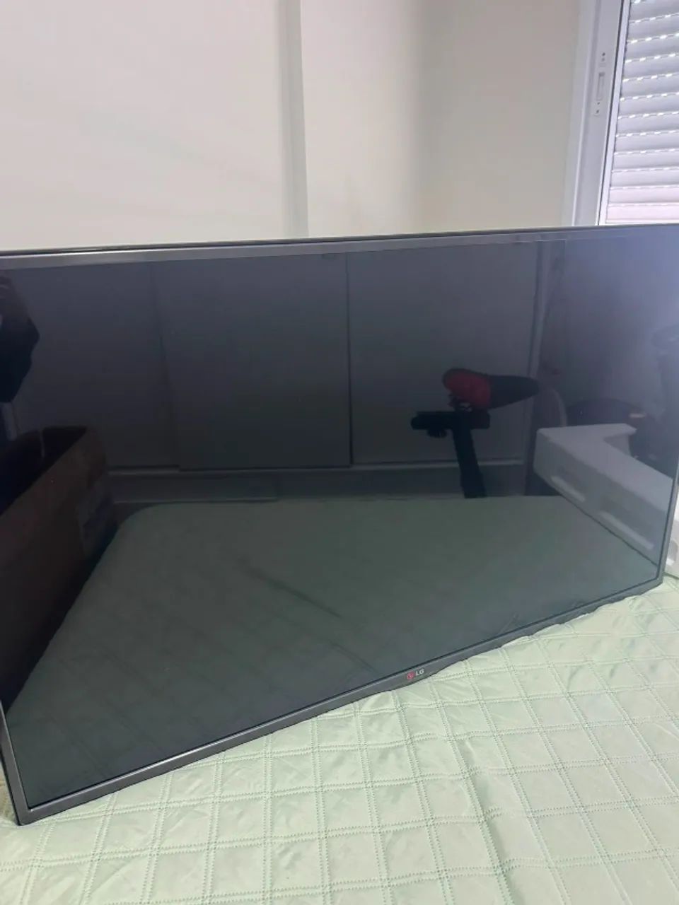 TV LED 42" para Peças - Placa-Mãe Intacta