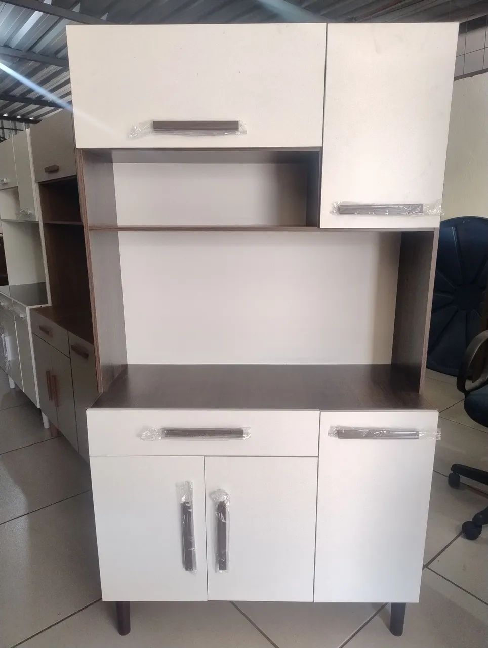 ARMÁRIO DE COZINHA.