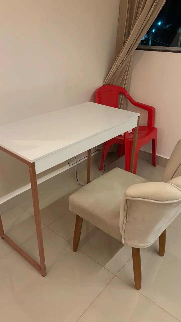 Mesa com cadeira estofada bege - Foto 3