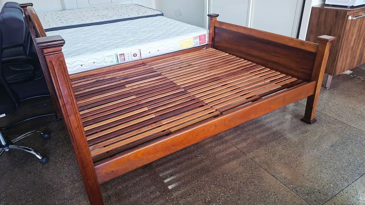 Cama de madeira casal 