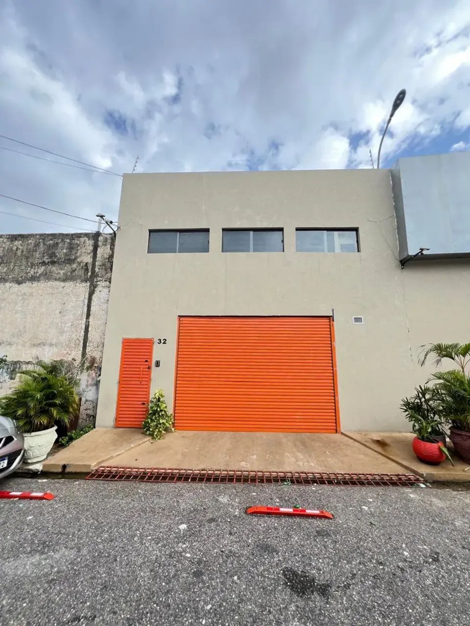 Alugo excelente galpão com escritório no Beco da Piedade